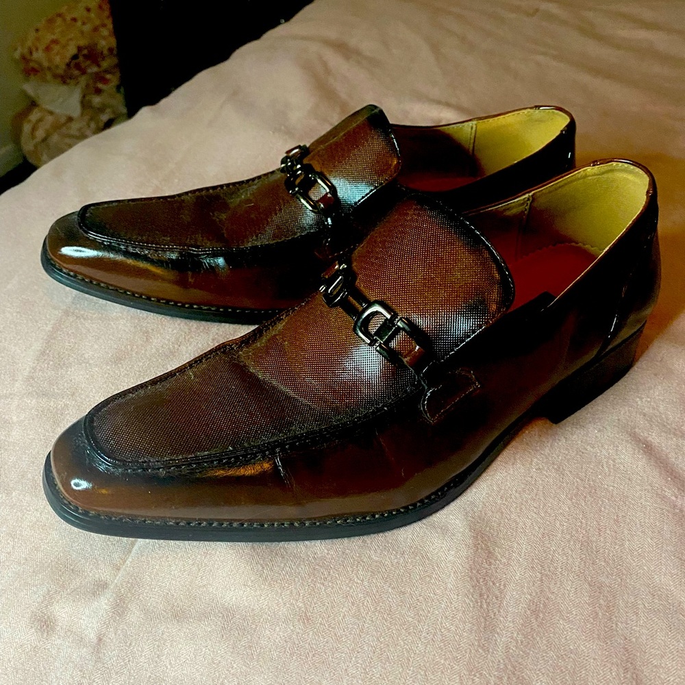 UV signature size 9 mens dress shoe.